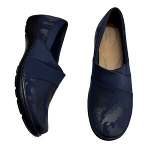 NEW Clarks Cora Heather Navy Interest Camouflage Slip On Casual flats Shoes camo